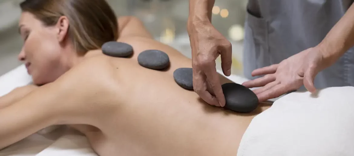 ciepłoterapia masaż gorącymi kamieniami
