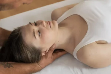 Kiedy warto skorzystać z relaksującego masażu gorącymi kamieniami?